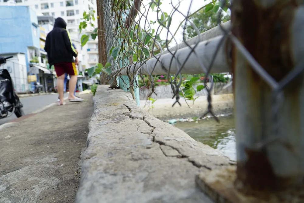 Cận cảnh các vết nứt trên cầu Dừa, quận 4, TP.HCM ảnh 2