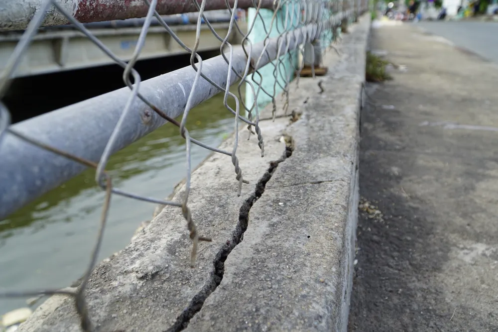 Có những đường nứt, vết nứt kéo dài, rộng.