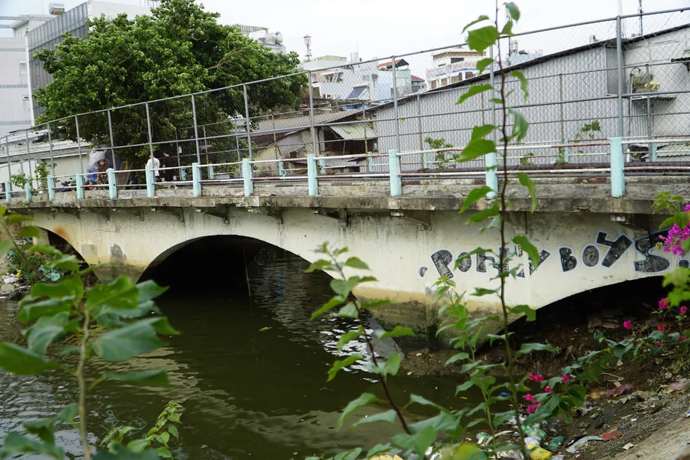 Hình ảnh cây cầu Dừa cũ được xây dựng trước những năm 1975.