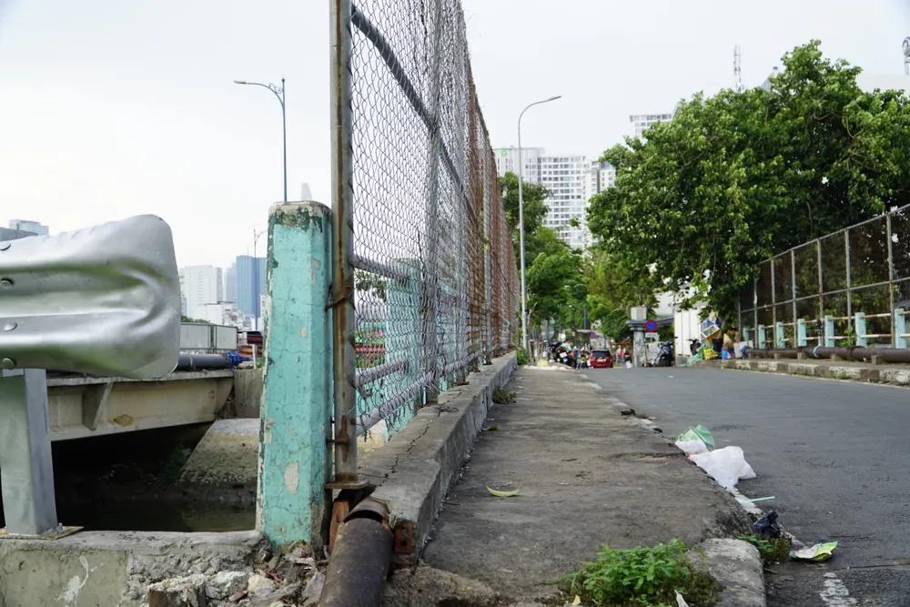 Thanh tra Sở GTVT TP cho biết qua kiểm tra hồ sơ tài liệu do chủ đầu tư cung cấp như biện pháp thi công được duyệt, công tác bàn giao mặt bằng phần cầu và đường vào cầu Dừa cũ phục vụ cho thi công dự án cho thấy, chủ đầu tư thiếu phối hợp.