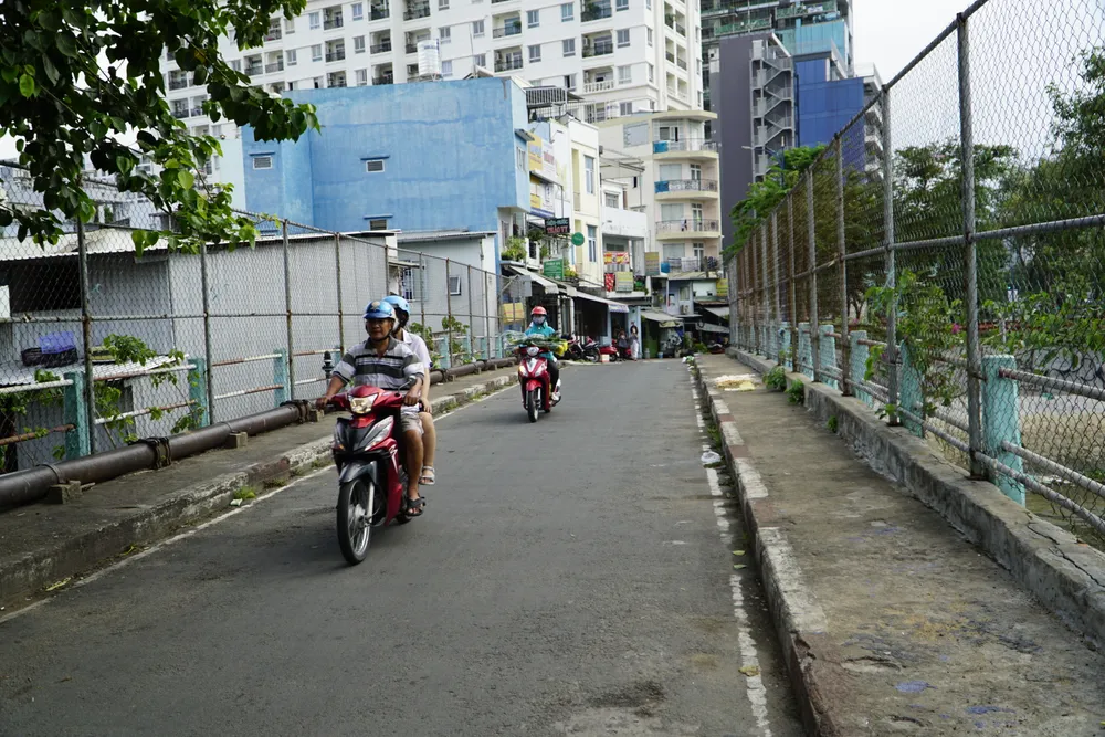 Cầu Dừa, quận 4 được xây dựng trước những năm 1975, hiện đang phục vụ cho nhu cầu đi lại khu dân cư kết nối vào đường Bến Vân Đồn. Tuy nhiên, trong đợt kiểm tra gần đây, Thanh tra Sở GTVT TP đã phát hiện cây cầu này có 8 vết nứt, mố cầu dịch chuyển.