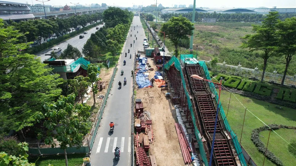 Ban Quản lý Đường sắt đô thị cho biết việc xây dựng cầu bộ hành đang được đẩy nhanh tiến độ. Dự kiến tất cả cầu bộ hành kết nối với tuyến metro số 1 sẽ được hoàn thành đồng bộ vào cuối năm 2023.