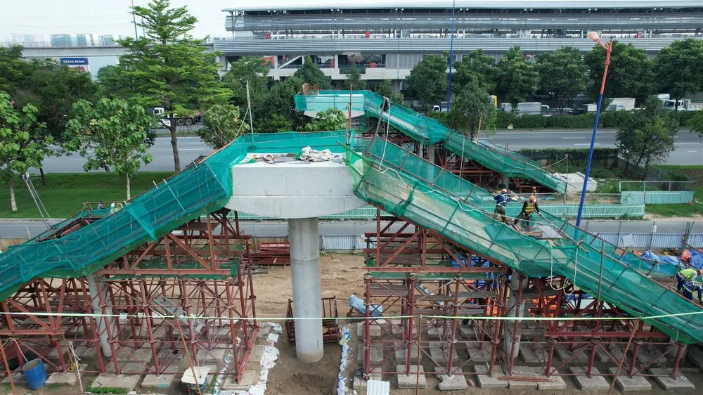 Hiện những cây cầu bộ hành ở các ga Bình Thái, Long Phước, Công nghệ cao đang được xây dựng và dần thành hình.