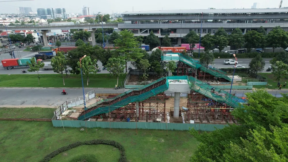 Tuyến metro số 1 sẽ có 11 cầu bộ hành kết nối với các ga trên cao của tuyến metro số 1. Hiện chủ đầu tư đang tiến hành xây dựng 9 cây cầu bộ hành này.