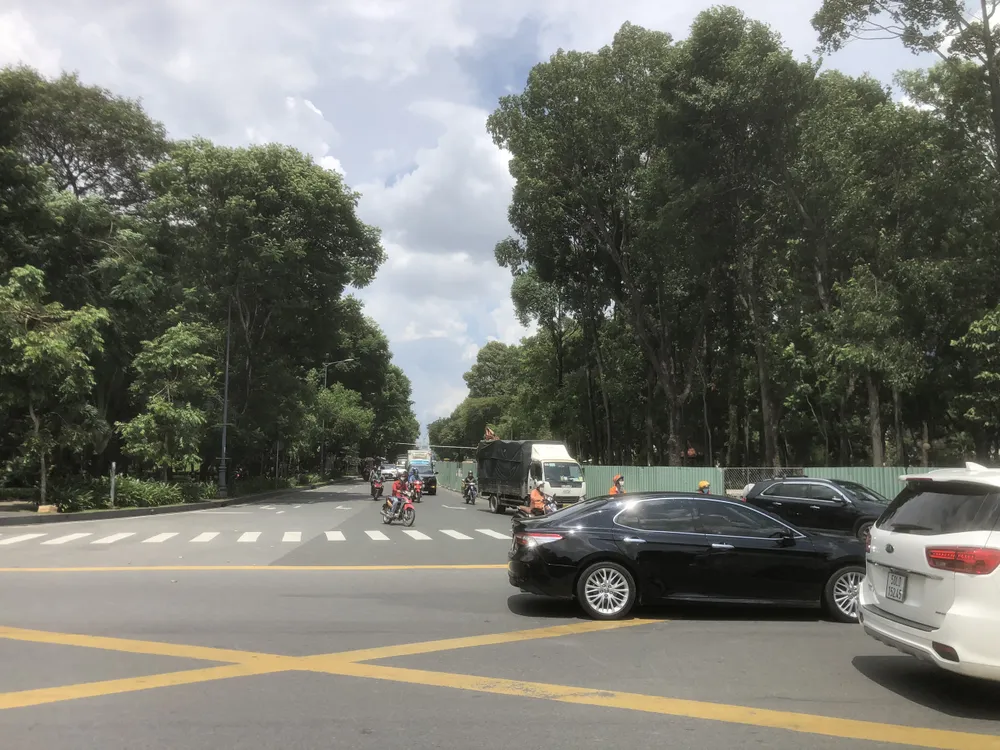 Đường Phan Thúc Duyện đang được rào chắn để thực hiện dự án đường Trần Quốc Hoàn - Cộng Hòa. Ảnh: ĐÀO TRANG