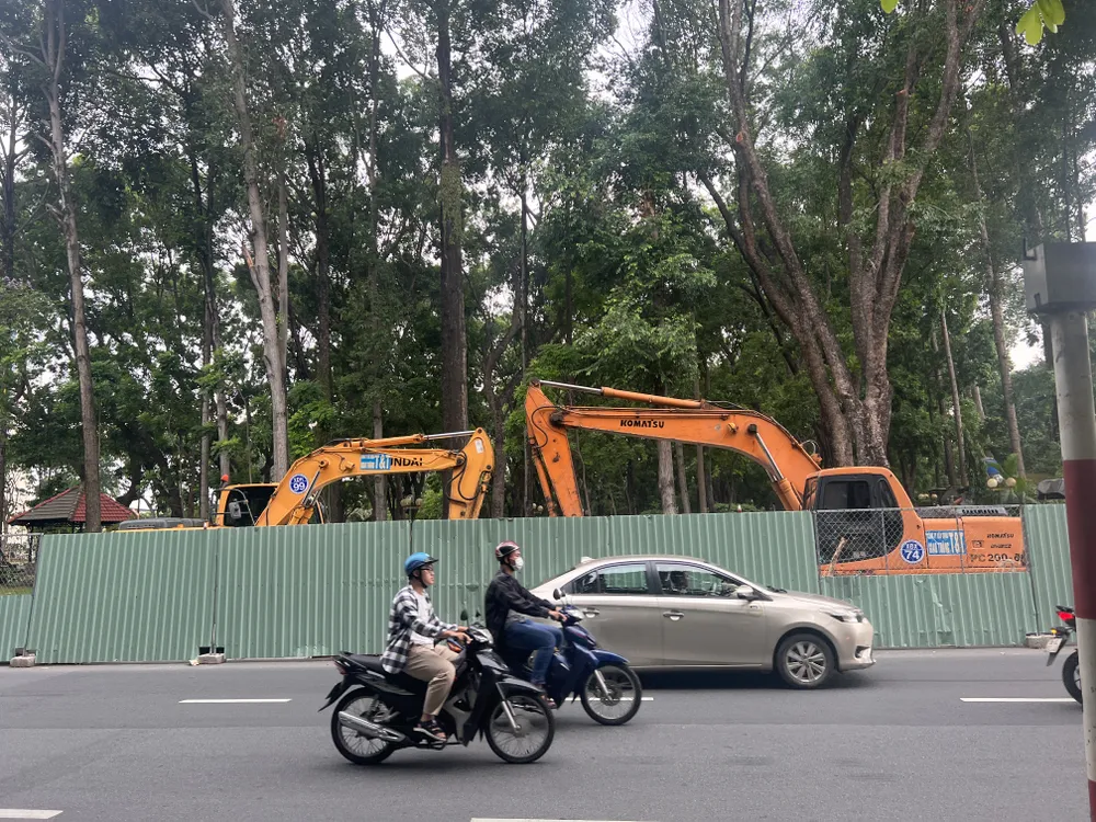 Sở GTVT TP yêu cầu các đơn vị đẩy nhanh tiến độ thi công, tổ chức rào chắn... đảm bảo an toàn giao thông cho người dân trong mùa mưa bão. Ảnh: ĐT