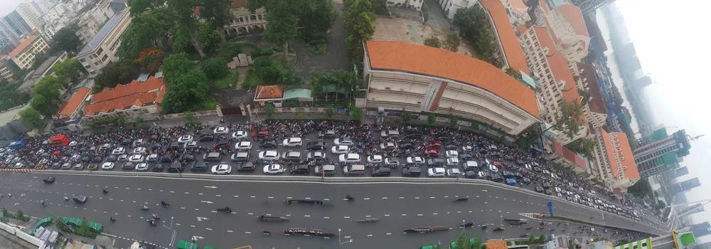 Trước đó, các phương tiện được phép rẽ trái về đường Nguyễn Du, tuy nhiên từ ngày phân luồng giao thông mới các phương tiện đều phải đổ về đường Lê Duẩn hoặc Nguyễn Thị Minh Khai. Điều này, đã gây áp lực giao thông rất lớn cho những tuyến đường giao thông vốn đông đúc.