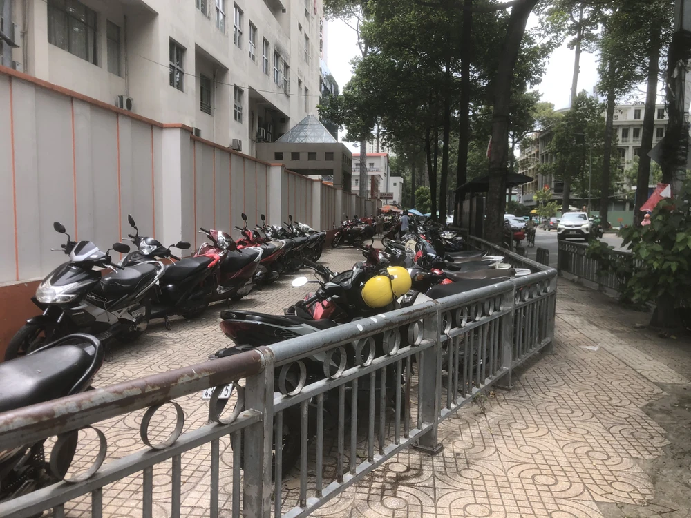 Lề đường Lý Thường Kiệt, gần khu vực Bệnh viện Hùng Vương cũng được sử dụng để làm bãi giữ xe.