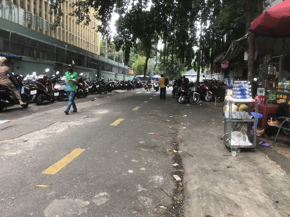 Mới đây nhất, Sở GTVT TP đã bác kiến nghị của Bệnh viện Nhi Đồng 2 về việc xin vỉa hè để làm bãi đậu xe. Sở GTVT lại còn đề nghị Sở Y tế chỉ đạo các bệnh viện trên địa bàn đang sử dụng vỉa hè để bố trí làm nơi trông giữ xe 2 bánh khẩn trương hoàn trả lại phần vỉa hè để phục vụ việc lưu thông bộ hành.