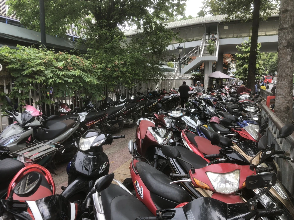 Trước cổng Bệnh viện Chợ Rẫy, quận 5 chật kín xe máy gửi trên vỉa hè.