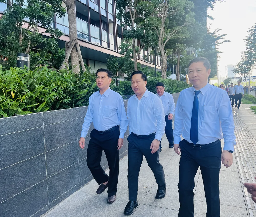 Phó Chủ tịch UBND TP.HCM Dương Anh Đức (bìa phải) tham dự lễ công bố đặt tên cầu Thủ Thiêm và cầu Ba Son. Ảnh: ĐÀO TRANG