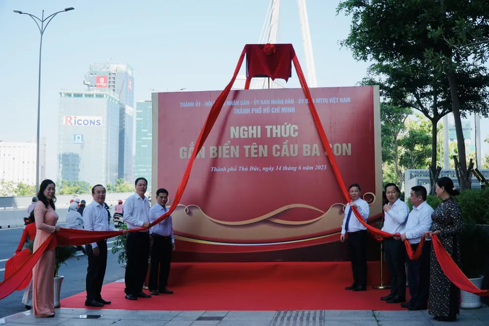 Nghi thức gắn biển tên cầu Ba Son. Ảnh: ĐÀO TRANG