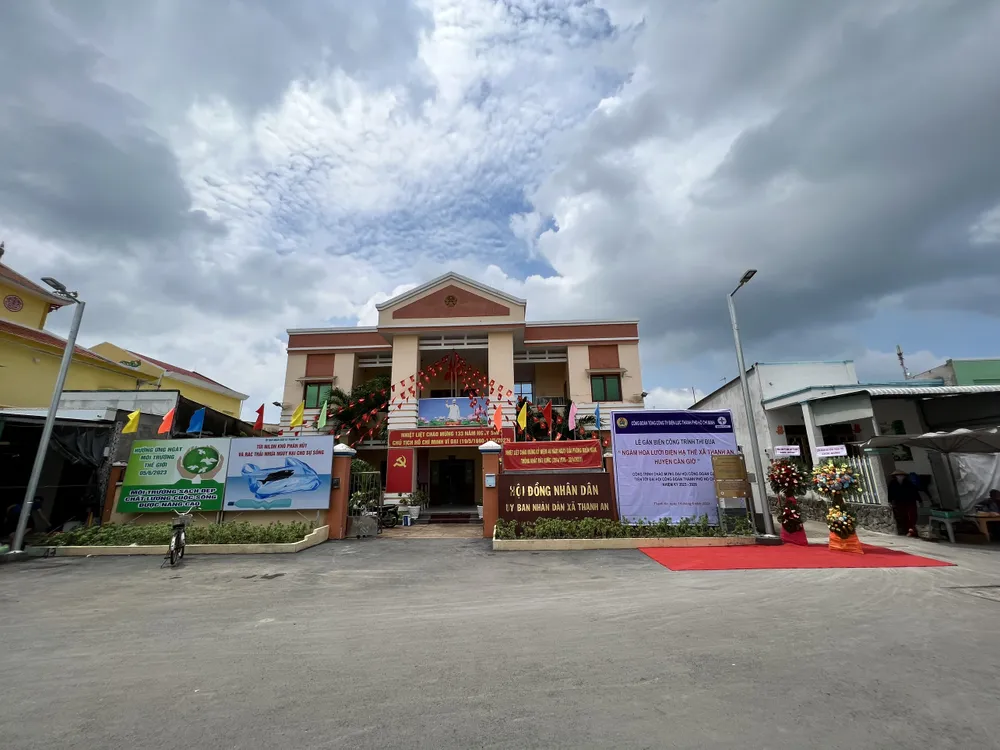 Công tác ngầm hóa lưới điện, nâng cấp trục đường D1 đã góp phần xây dựng diện mạo đô thị xã đảo.