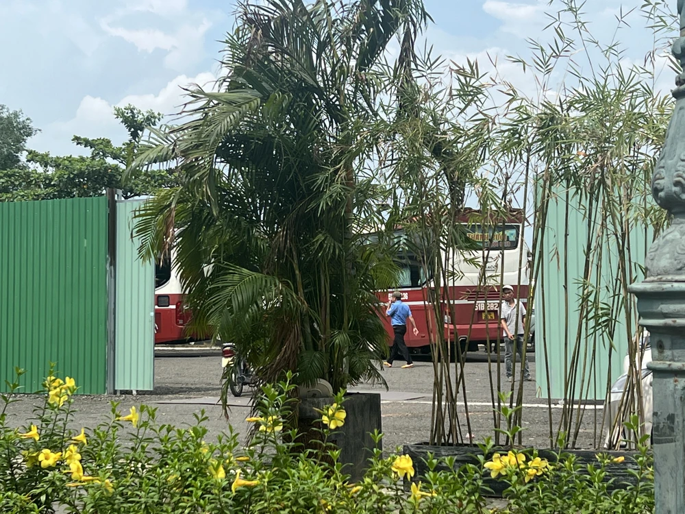 Sau khi có các phương tiện ra vào, bảo vệ liền kéo cửa lại. Ảnh: ĐÀO TRANG