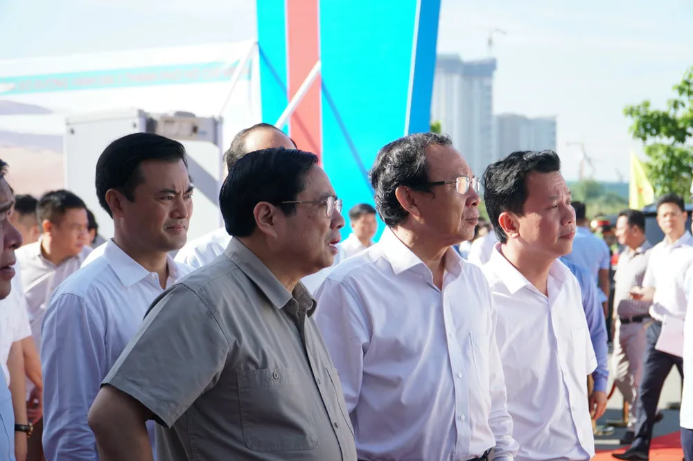 Thủ tướng Phạm Minh Chính cùng lãnh đạo TP.HCM khảo sát hướng tuyến vành đai 3. Ảnh: Nhật Diễm