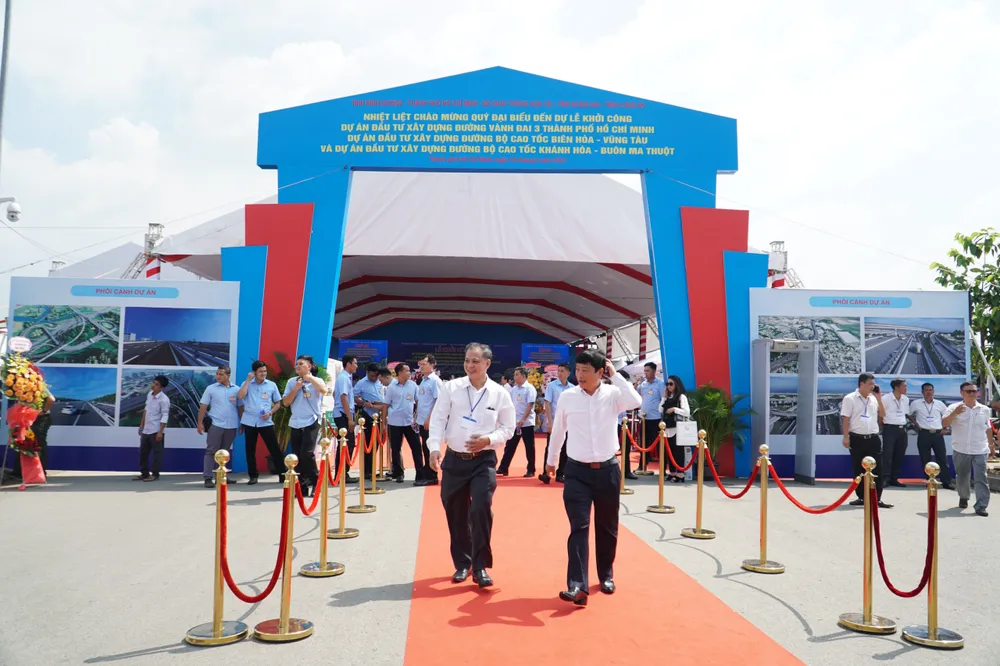 Thủ tướng Chính phủ nhấn mạnh: Điều đặc biệt của 3 dự án khởi công ngày hôm nay đều được áp dụng cơ chế đặc thù riêng. Bao gồm đẩy mạnh phân cấp phân quyền, giao địa phương làm cơ quan chủ quản thực hiện dự án; Áp dụng cơ chế huy động nguồn lực cho dự án kết hợp giữa ngân sách Trung ương và địa phương. Bên cạnh đó là áp dụng chỉ định thầu để lựa chọn nhà thầu thi công dự án, qua đó rút ngắn thời gian chuẩn bị để triển khai dự án. 3 cơ chế này đều đã phát huy tối đa tác dụng, khẳng định sự đúng đắn của Đảng, Nhà nước trong việc ban hành cơ chế mới để hoàn thành mục tiêu phát triển đồng bộ kết cấu hạ tầng giao thông theo Nghị quyết của Đảng.