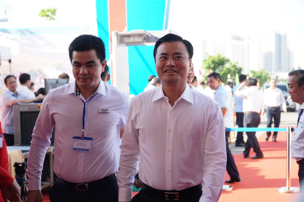 Phó Chủ tịch UBND TP.HCM Bùi Xuân Cường (bên phải) tham gia tại lễ khởi công vành đai 3 TP.HCM. Ảnh: Nhật Diễm