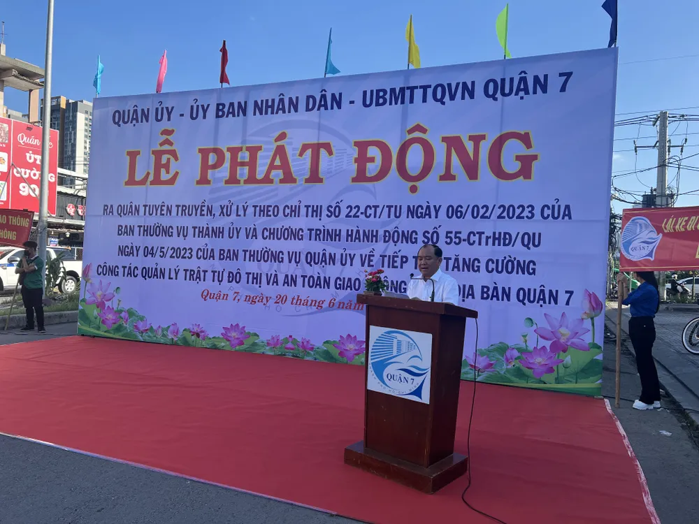 Phó Chủ tịch UBND quận 7 phát động ra quân xử lý tình trạng lấn chiếm lòng đường, vỉa hè trên địa bàn quận 7. Ảnh: ĐT