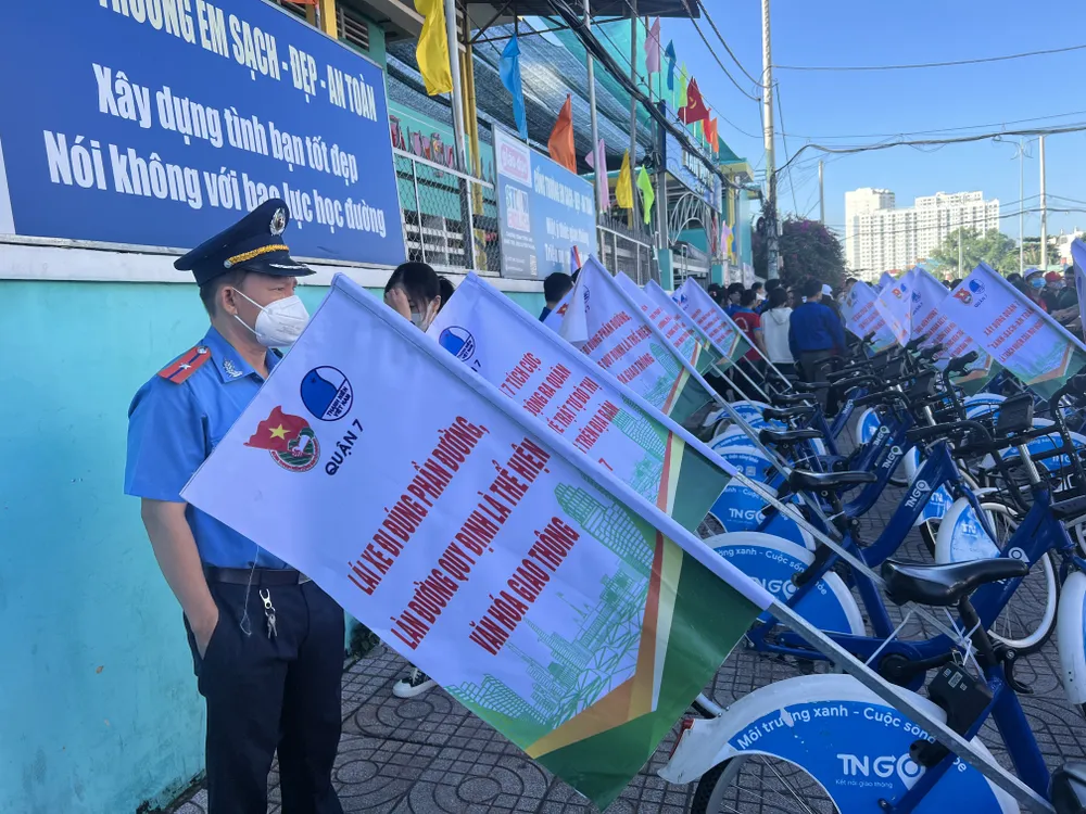 Quận 7 tổ chức diễu hành, ra quân ở 10 phường. Ảnh: ĐT