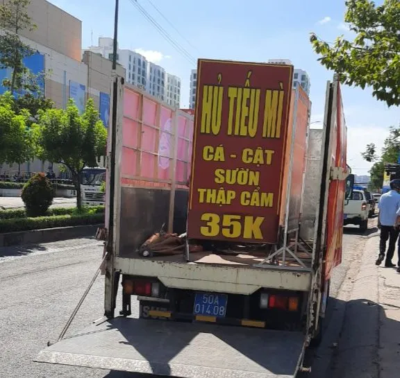 Quận 7 đã xử phạt 25 trường hợp vi phạm về trật tự đô thị. Ảnh: CTV