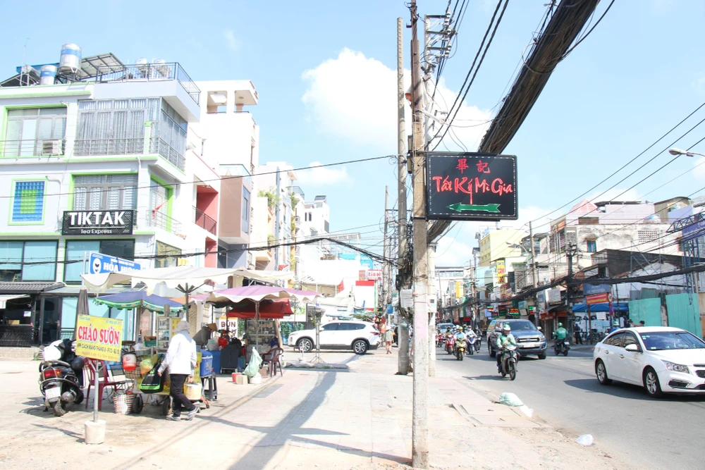 Hiện nay, nhà thầu và chủ đầu tư đang bắt đầu di dời hạ tầng kỹ thuật bao gồm điện, nước, cáp viễn thông... trên đường Cách mạng Tháng Tám. Ảnh: ĐT