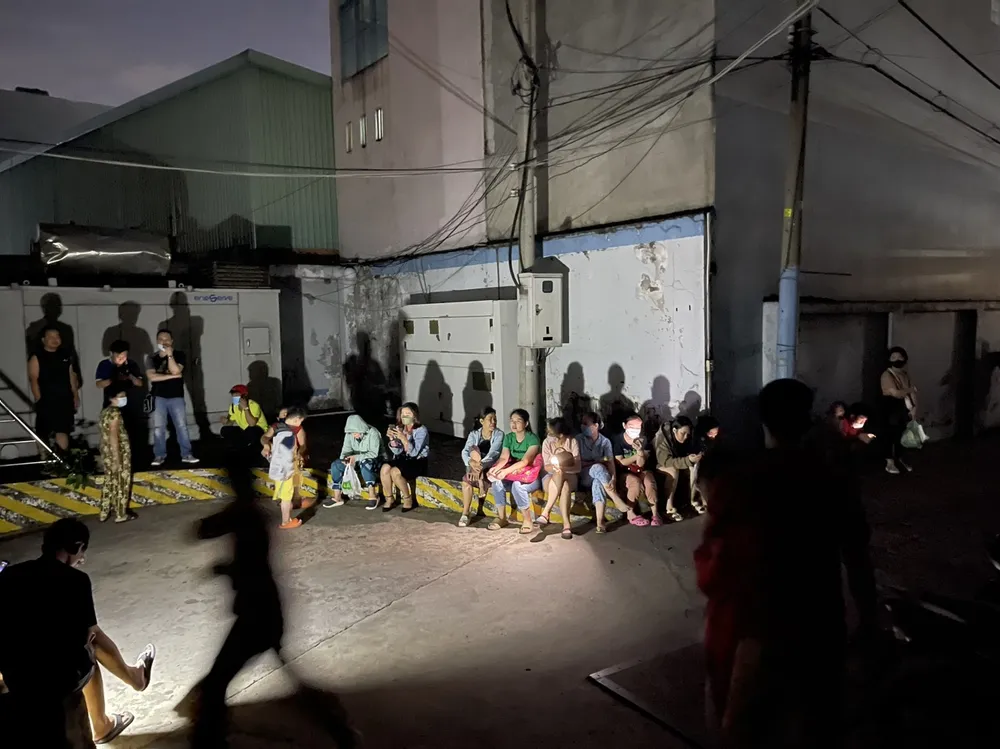 Chung cư Nguyễn Quyền bị cúp điện, người dân phải ra ngoài chung cư ngồi. Ảnh: CTV