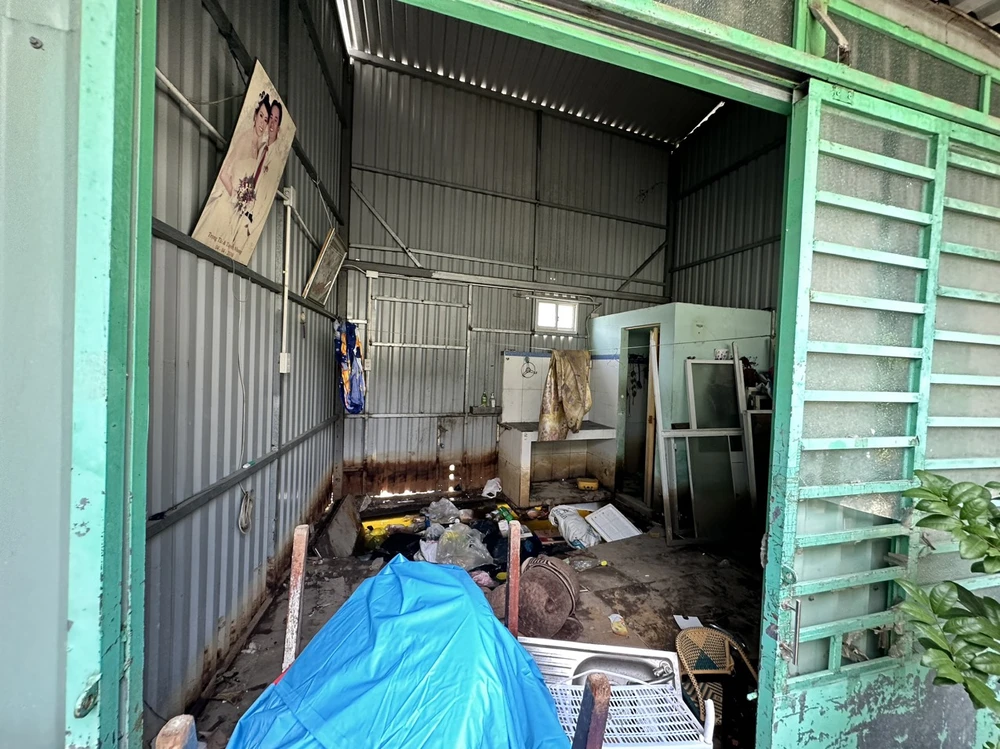 Phía trong nhà dân bị sạt lở. Ảnh: CTV