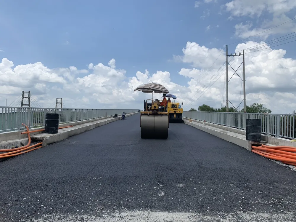 Hiện nay nhà thầu đang tiến hành thảm nhựa cầu, đẩy nhanh tiến độ thi công dự án.