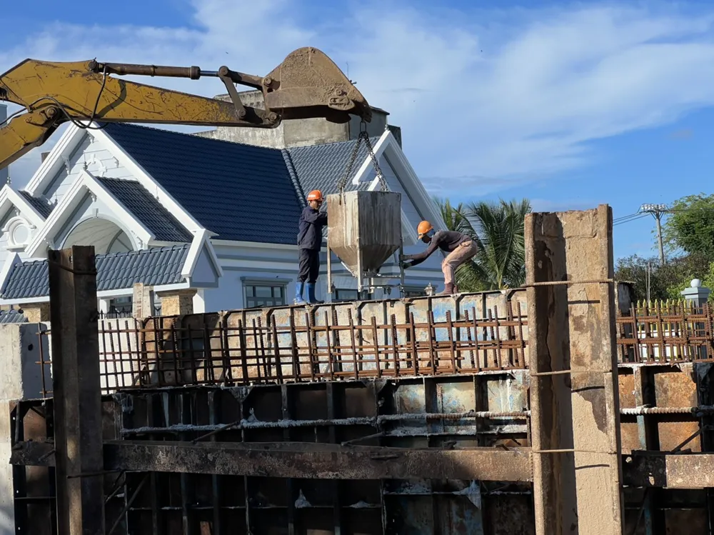 Cầu Vàm Sát 2 được xây mới với chiều dài 432,7m, rộng 10m; đường đầu cầu dài khoảng 647m kết nối vào đường Lý Nhơn và đường Đê Soài Rạp. Cầu Vàm Sát 2 được hợp long từ năm 2019.