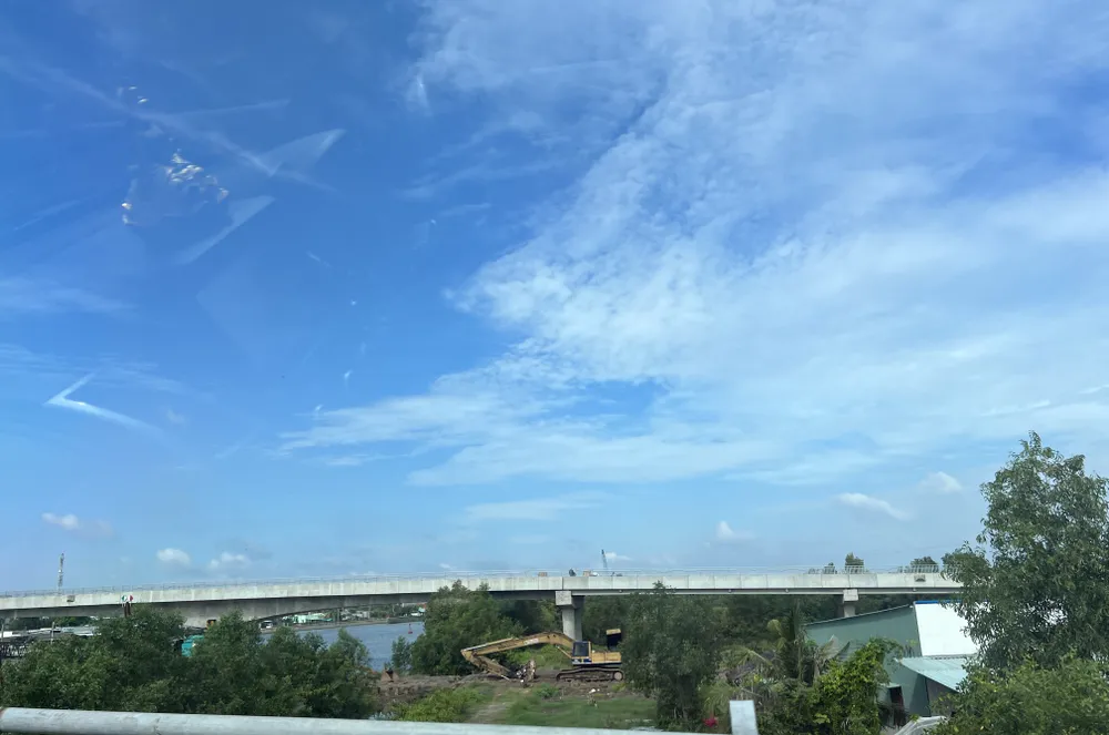 Ông Lương Minh Phúc, Giám đốc Ban Quản lý Dự án đầu tư xây dựng các công trình giao thông TP.HCM cho biết sau nhiều năm tạm ngưng thi công do vướng mặt bằng đến nay cầu Vàm Sát 2 đang bước vào giai đoạn chạy nước rút, đẩy nhanh tiến độ thi công.