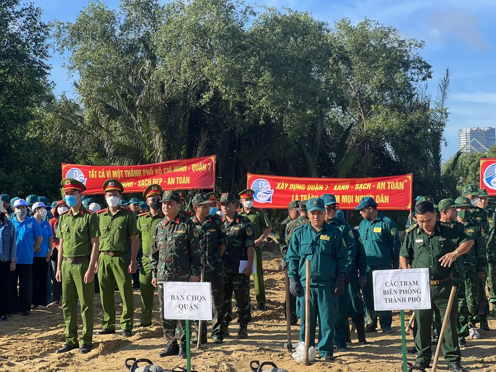 Đại diện Quận ủy, UBND quận 7, Ban chỉ huy quân sự quận 7 phát động hoạt động chỉnh trang, xây dựng diện mạo đô thị.