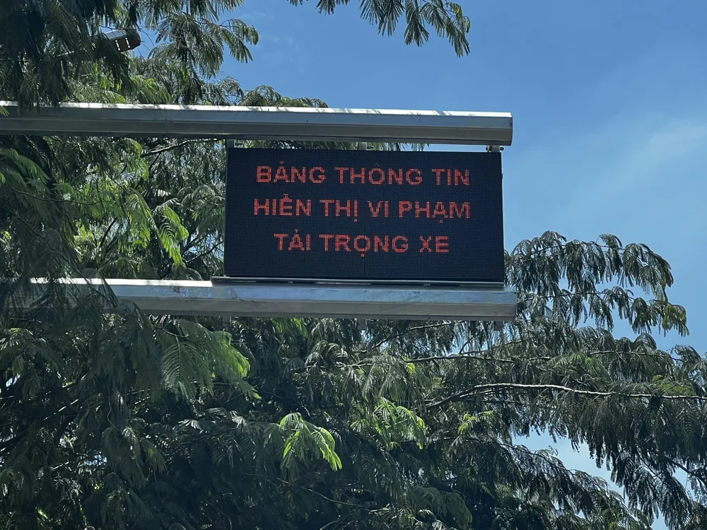 Biển báo thông tin phương tiện quá tải cho tài xế biết đã được hoàn tất. Ảnh: TN Biển báo thông tin phương tiện quá tải cho tài xế biết đã được hoàn tất. Ảnh: TN