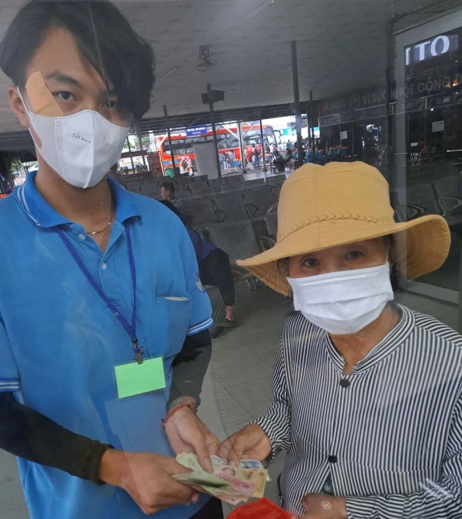 Toàn bộ số tiền đã được bàn giao lại cho cụ bà Nguyễn Thị Mai. Ảnh: Phạm Diên