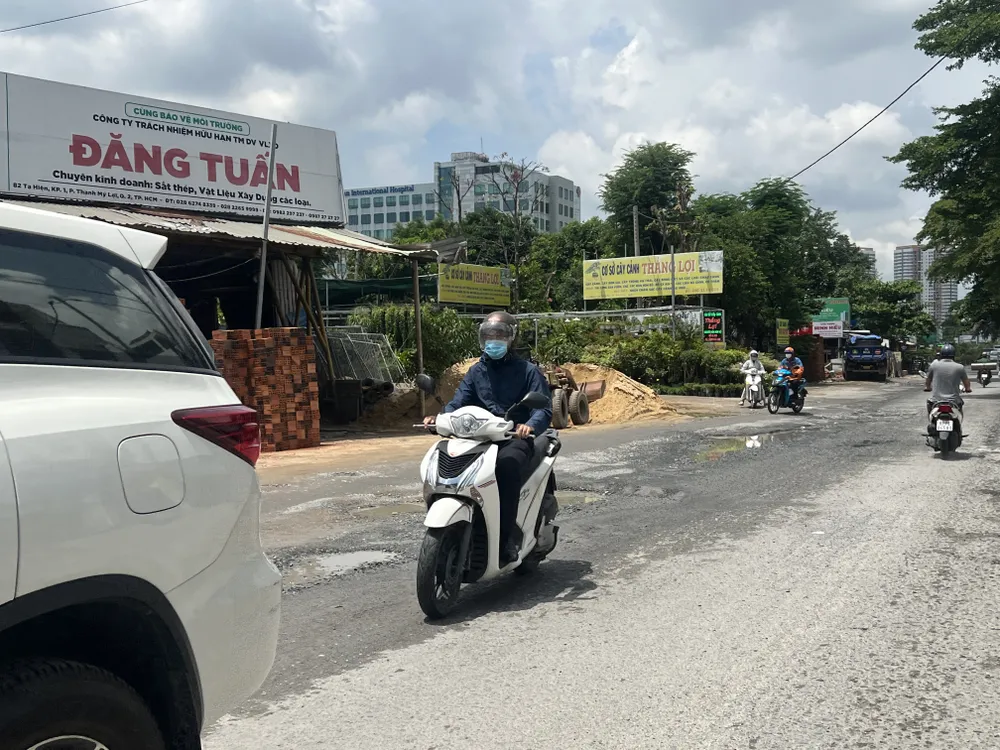 Nhiều ổ gà, ổ voi, người dân phải né để đảm bảo an toàn giao thông. Ảnh: ĐT Nhiều ổ gà, ổ voi, người dân phải né để đảm bảo an toàn giao thông. Ảnh: ĐT