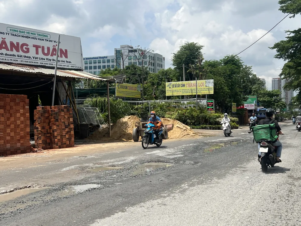 Nhiều ổ gà lớn nằm giữa đường. Ảnh: ĐT Nhiều ổ gà lớn nằm giữa đường. Ảnh: ĐT