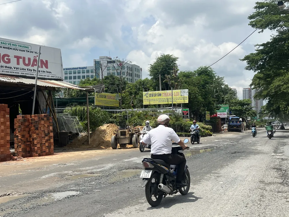 Một tuyến đường tuy rất ngắn nhưng vừa ngập, vừa khói bụi. Ảnh: ĐT Một tuyến đường tuy rất ngắn nhưng vừa ngập, vừa khói bụi. Ảnh: ĐT