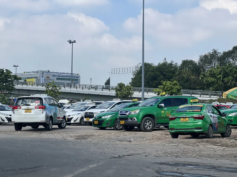 Bãi đệm taxi trên đường Bạch Đằng - Hồng Hà. Ảnh: ĐÀO TRANG Bãi đệm taxi trên đường Bạch Đằng - Hồng Hà. Ảnh: ĐÀO TRANG