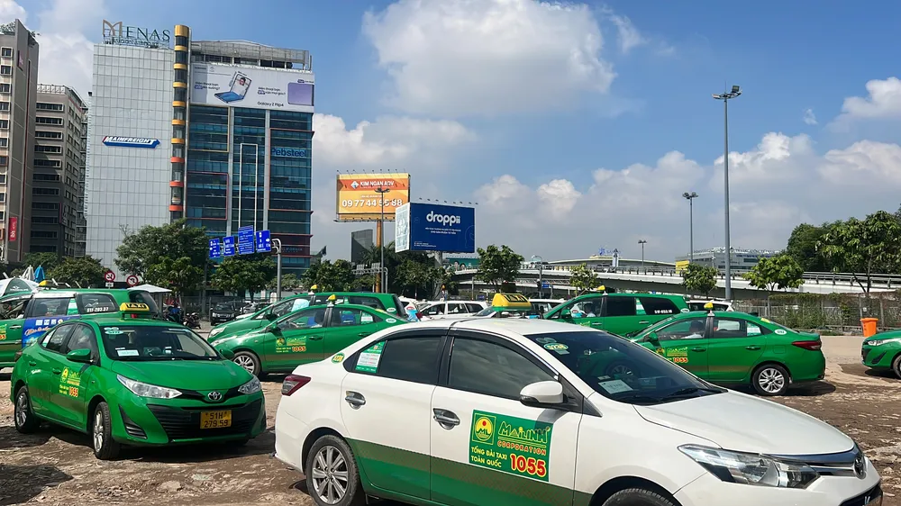 Thanh tra giao thông cho biết, thông thường các lỗi vi phạm của tài xế bao gồm: Đỗ xe nơi có biển "Cấm dừng xe và đỗ xe", sử dụng xe taxi chở hành khách không niêm yết cụm từ “XE TAXI” trên kính phía trước xe theo quy định; không có số điện thoại giao dịch ghi trên xe theo quy định; điều khiển xe chở hành khách không có phù hiệu theo quy định... Ảnh: ĐÀO TRANG Thanh tra giao thông cho biết, thông thường các lỗi vi phạm của tài xế bao gồm: Đỗ xe nơi có biển "Cấm dừng xe và đỗ xe", sử dụng xe taxi chở hành khách không niêm yết cụm từ “XE TAXI” trên kính phía trước xe theo quy định; không có số điện thoại giao dịch ghi trên xe theo quy định; điều khiển xe chở hành khách không có phù hiệu theo quy định... Ảnh: ĐÀO TRANG