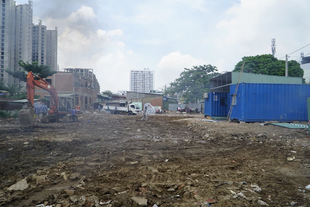 Trao đổi với PV, Đại diện UBND huyện Nhà Bè cho biết hiện nay đã có 45/46 trường hợp đồng ý nhận tiền bàn giao mặt bằng. Huyện Nhà Bè đang tiếp tục vận động 1 trường hợp còn lại nhận tiền bồi thường, GPMB để đảm bảo khởi công. Ảnh: ĐT