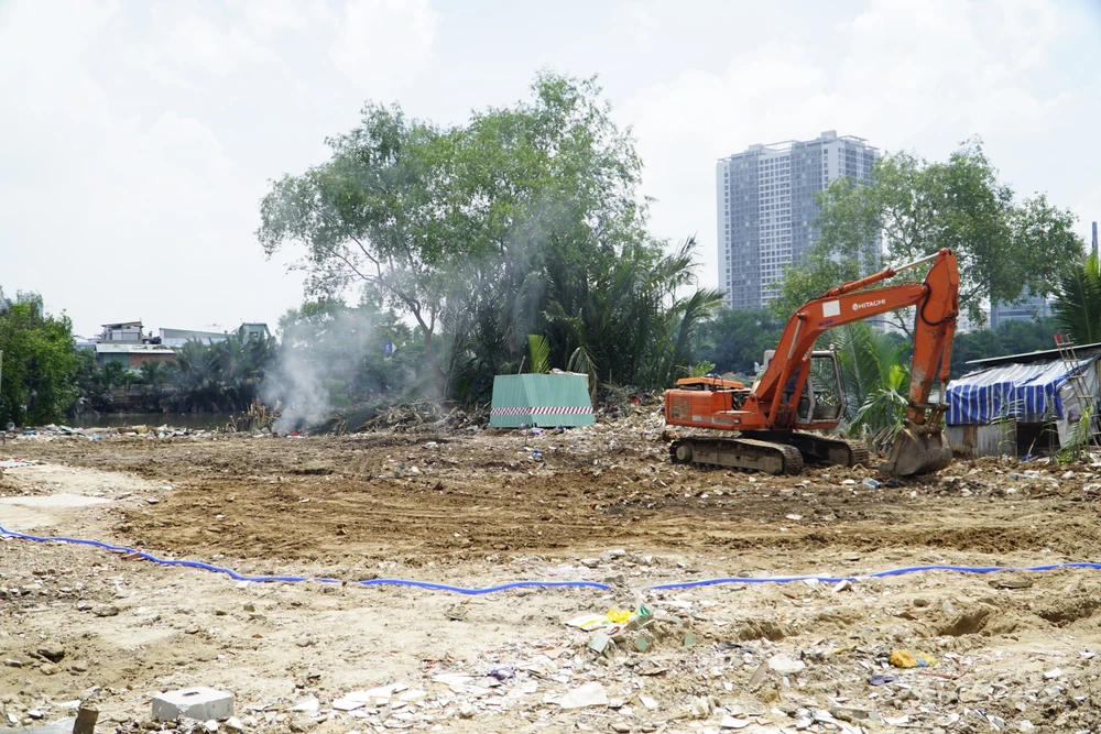 Huyện Nhà Bè cũng cho biết hiện nay, dự án đã có 34 trường hợp đã và đang tháo dỡ cấu trúc, công trình để bàn giao mặt bằng... Tất cả đều tất bật phục vụ công tác khởi công. Ảnh: ĐT