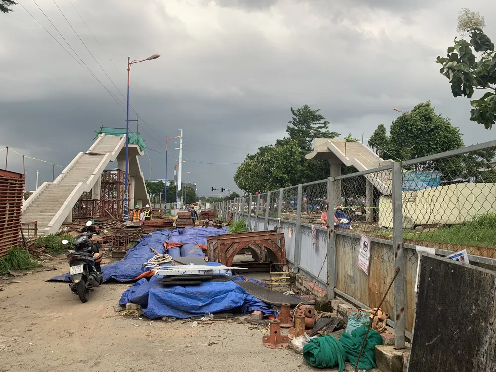 Cầu bộ hành đang được xây dựng. Ảnh: MAUR