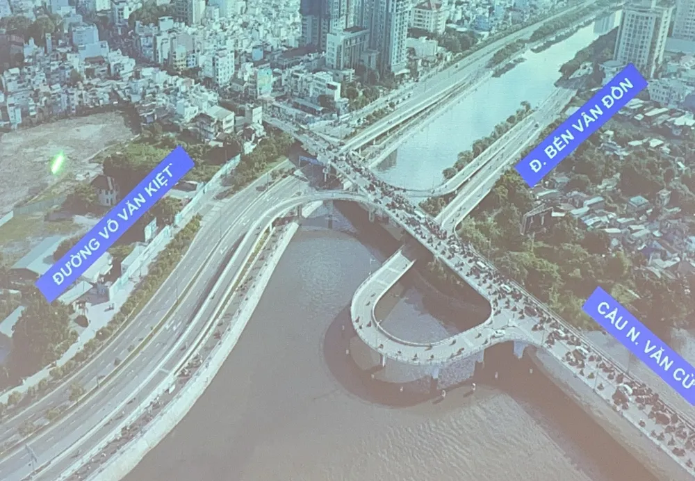 Đường trên cao đi qua khu vực bến Vân Đồn. Đường trên cao đi qua khu vực bến Vân Đồn.