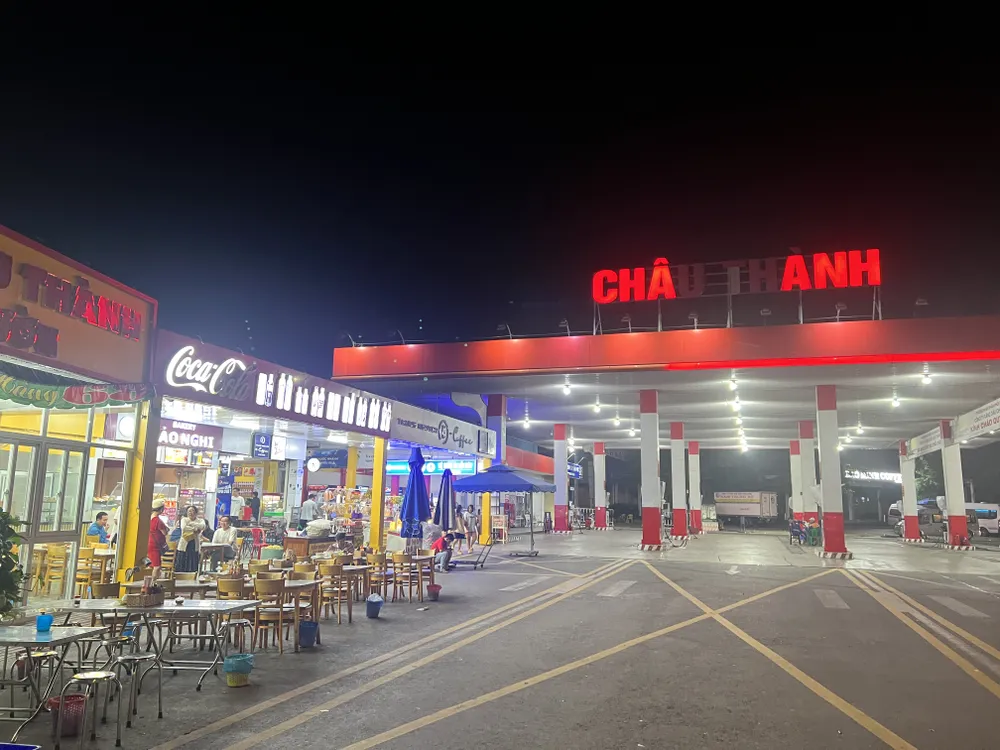 Khu vực dừng chân hiện nay còn sơ sài, hàng quán bày ra đến khu vực xe chạy, chưa đáp ứng nhu cầu người dân. Ảnh: CTV