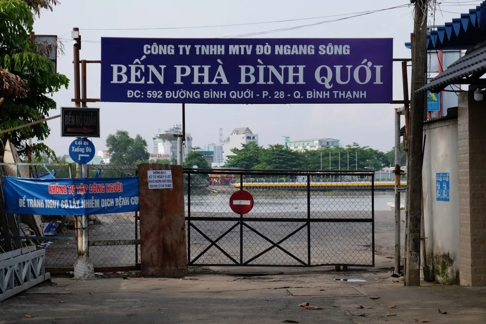 Khu vực người dân chờ phà Bình Quới, quận Bình Thạnh. Ảnh: ĐÀO TRANG