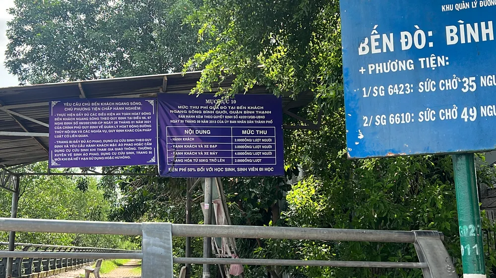 Phà Bình Quới cũng phục vụ một số người dân có nhu cầu trải nghiệm du lịch trên sông