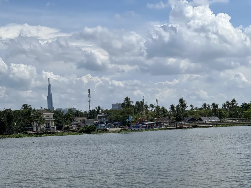 Khu vực đang xây dựng kè dọc bờ sông.