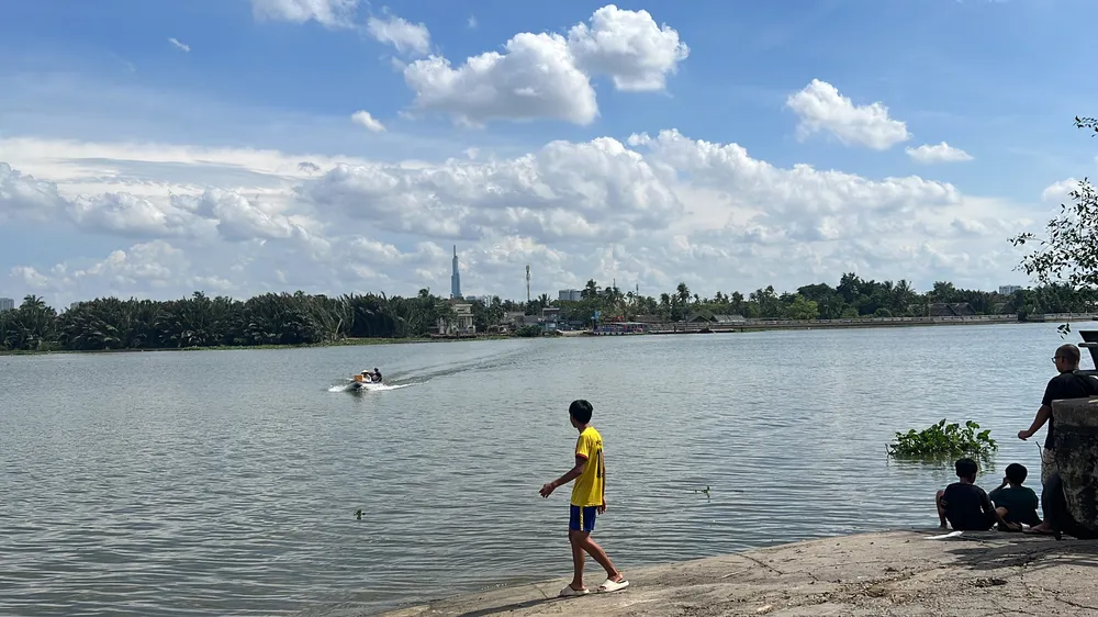 Người dân sử dụng thuyền máy để di chuyển từ Bình Thạnh qua phường Linh Đông, TP Thủ Đức.