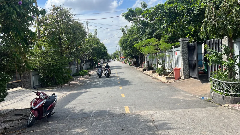 Nhiều người dân đến nơi mới biết phà đã tạm ngưng, đành quay đầu đi đường khác.