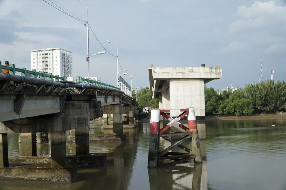Hiện trạng cầu Phước Long dang dở sắp được triển khai thi công trở lại. UBND huyện Nhà Bè cho biết hiện còn 12/48 hộ dân chưa bàn giao mặt bằng, địa phương đang tiếp tục vận động để sớm bàn giao trong thời gian sớm nhất.