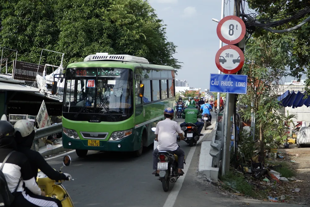 Cầu Phước Long thường xuyên ùn ứ, dù đó không phải là giờ cao điểm